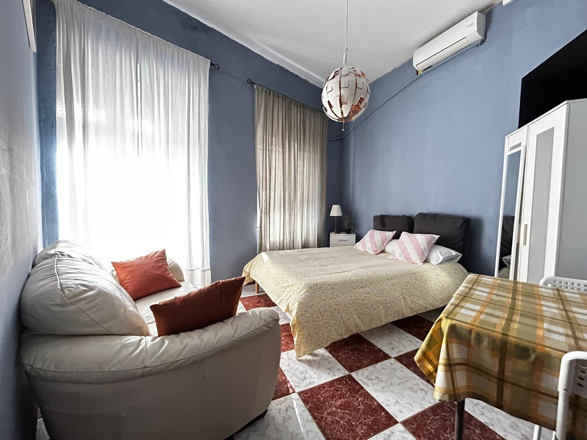 Santa Isabel Low Cost Rooms In Private House Seville Exterior photo