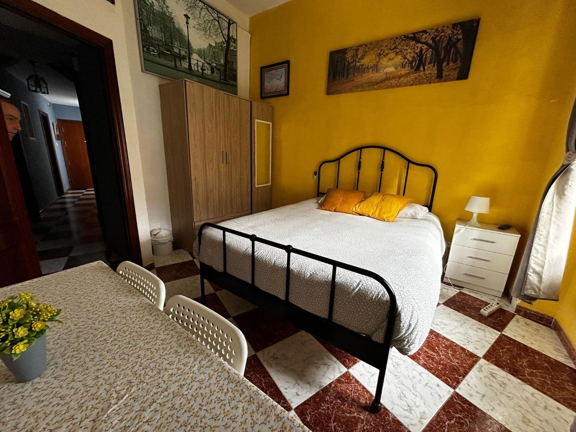 Santa Isabel Low Cost Rooms In Private House Seville Exterior photo